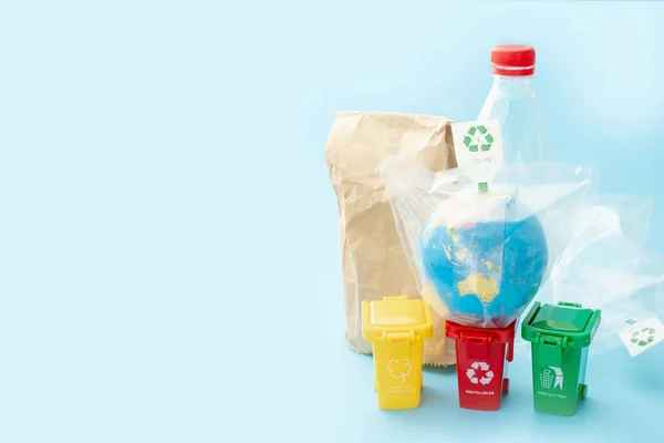 Caixas Reciclagem Amarelas Verdes Vermelhas Com Símbolo Reciclagem Fundo Azul — Fotografia de Stock