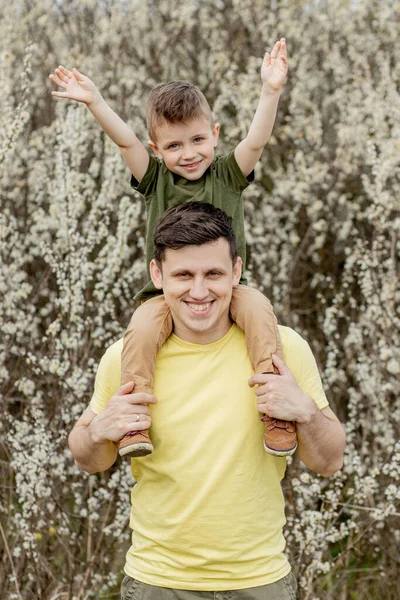 Imagem Homem Feliz Segurando Seu Filho Enquanto Diverte — Fotografia de Stock