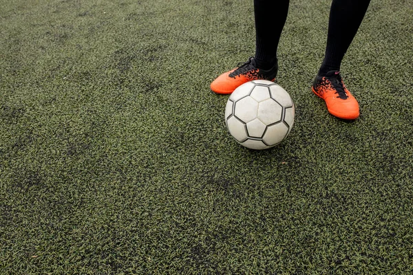 Pallone Calcio Con Piedi Sul Campo Calcio — Foto Stock