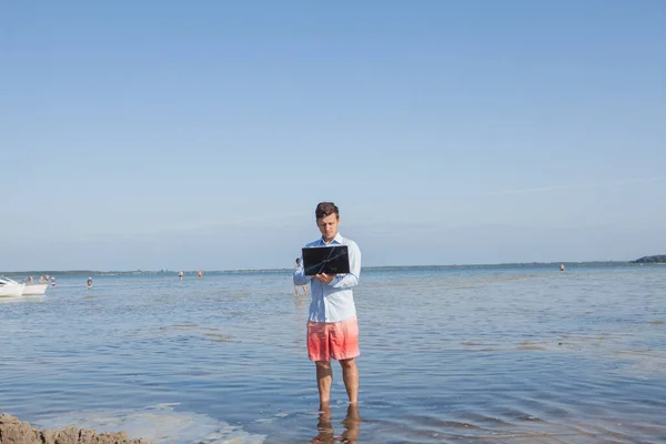 男商人 水里有一台笔记本电脑 自由职业者工作理念 — 图库照片