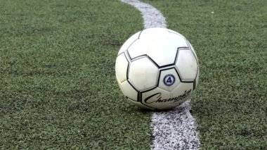 Ukrayna, Kyiv - 19 Aralık 2019: Düşük kesimli futbol oyuncusunun çimenlerde top attığı sahne