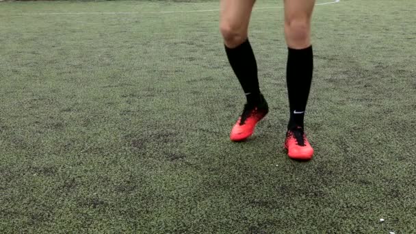 Ucrânia Kyiv Dezembro 2019 Tiro Seção Baixa Jogador Futebol Correndo — Vídeo de Stock