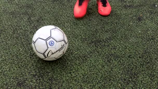 Ucrania Kyiv Diciembre 2019 Primer Plano Una Futbolista Atando Cordones — Vídeo de stock