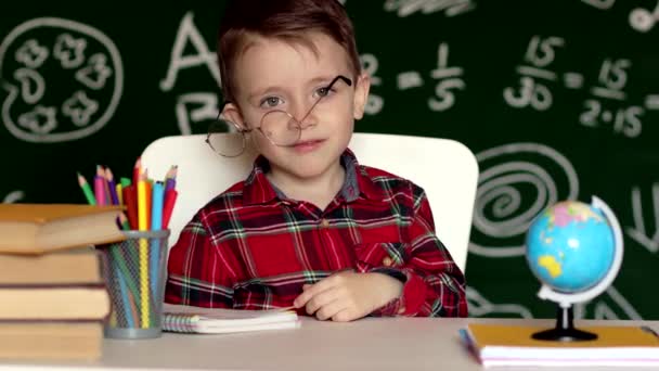 Roztomilý Chlapeček Dělá Domácí Úkoly Chytrý Kluk Kreslí Stolem Školáku — Stock video