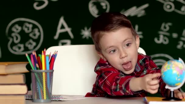 Милий Хлопчик Робить Домашнє Завдання Розумна Дитина Малює Столом Шкільний — стокове відео