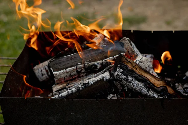 Burning Firewood Barbeque Grill Cozy Spring Summer Evenings Grill Fire — Stock Photo, Image