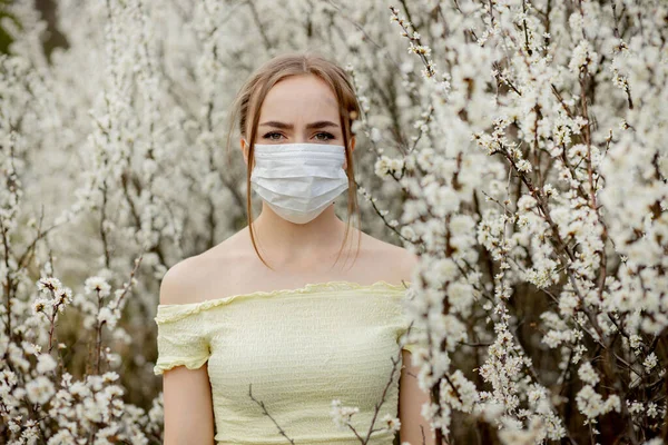 Chica Con Máscara Médica Chica Primavera Entre Jardín Floreciente Una —  Fotos de Stock