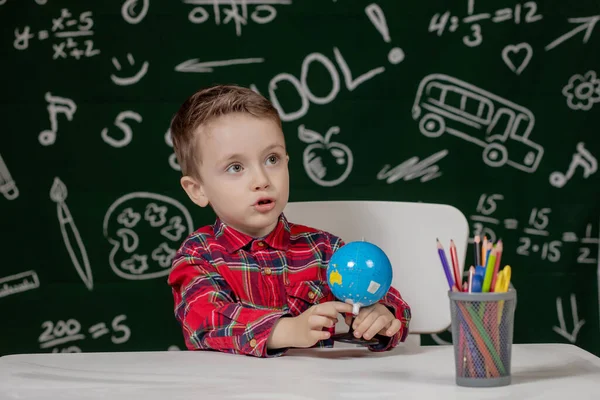 Portret Uroczego Chłopca Trzymającego Dłoniach Mały Globus Tle Tablicy Gotowy — Zdjęcie stockowe
