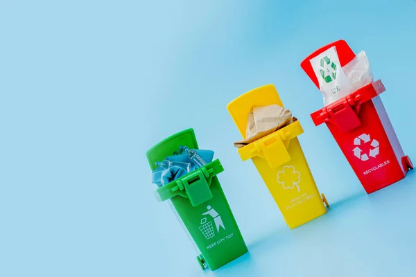 Corbeilles Jaunes Vertes Rouges Avec Symbole Recyclage Sur Fond Bleu — Photo