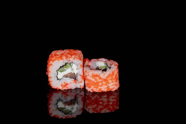 Philadelphia Tekercs Lazac Sajt Uborka Egy Fekete Háttér Reflexióval Sushi — Stock Fotó