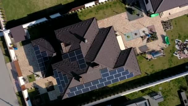 Новый дом с садом и солнечными панелями на крыше — стоковое видео