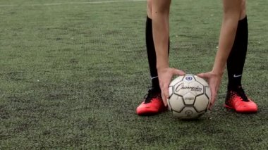 Ukrayna, Kyiv - 19 Aralık 2019: Düşük kesimli futbol oyuncusunun çimenlerde top attığı sahne