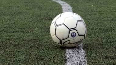 Ukrayna, Kyiv - 19 Aralık 2019: Düşük kesimli futbol oyuncusunun çimenlerde top attığı sahne