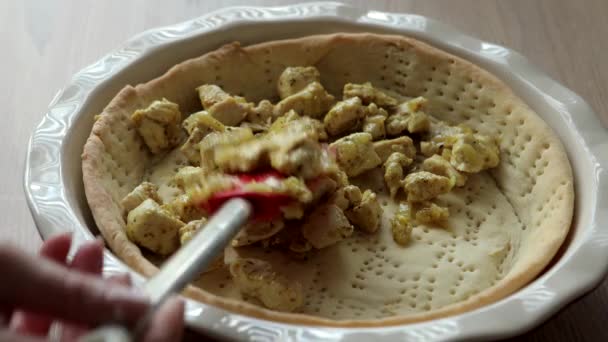 Pastelaria sendo colocado em um prato de quiche — Vídeo de Stock