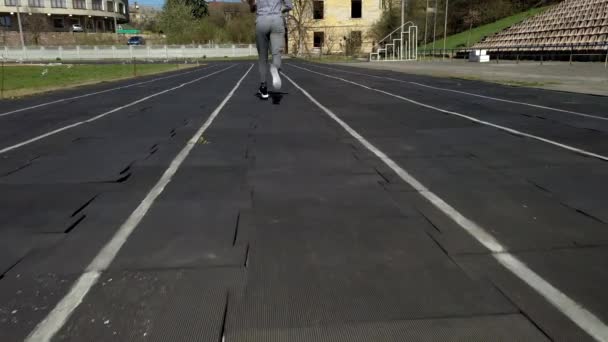 Pista de corredores homem menino correndo no estádio — Vídeo de Stock