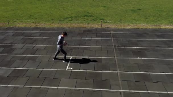 Piste coureurs homme garçon courir sur le stade — Video