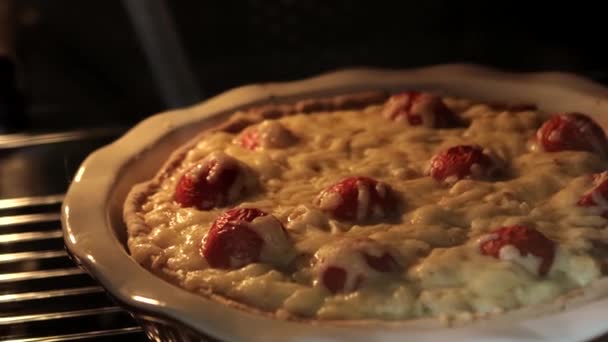 Quiche baking in oven. Timelapse. — Stock Video