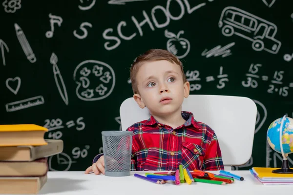 Leuke Jongen Die Huiswerk Maakt Slimme Jongen Die Tekent Aan — Stockfoto