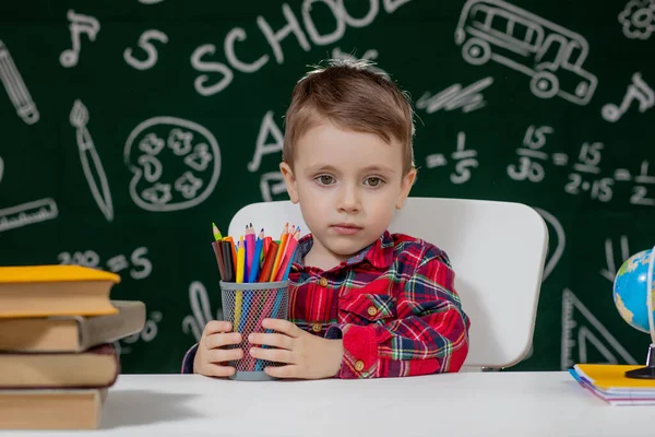 Söt Pojke Som Gör Läxor Smart Grabb Som Ritar Vid — Stockfoto