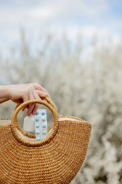 Mano Mujer Pone Píldoras Para Alergia Bolso Fondo Floreciente — Foto de Stock