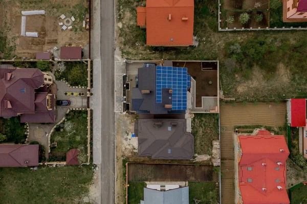 Vista Aérea Superior Uma Casa Com Pátio Pavimentado Com Gramado — Fotografia de Stock