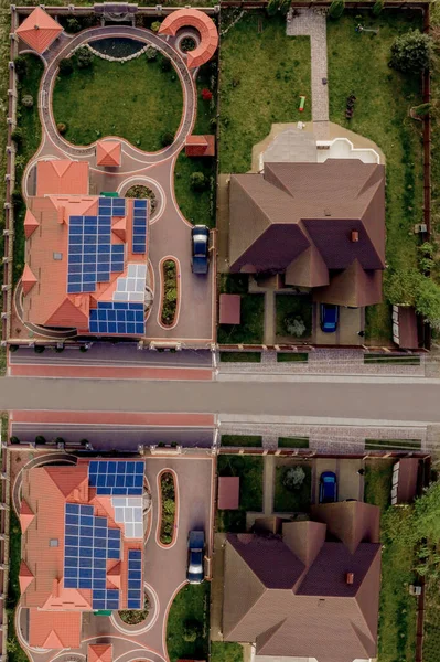 青いパネルと新しい近代的な住宅のコテージの空中トップビュー 再生可能エネルギーグリーンエネルギー生産コンセプト — ストック写真