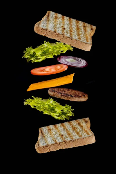 Frisches Sandwich Mit Fliegenden Zutaten Auf Schwarzem Hintergrund Kopierraum Für — Stockfoto