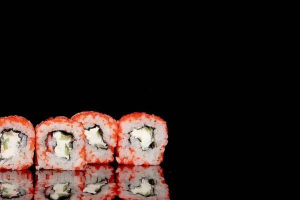 Philadelphia Tekercs Lazac Sajt Uborka Egy Fekete Háttér Reflexióval Sushi — Stock Fotó