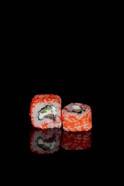Philadelphia Tekercs Lazac Sajt Uborka Egy Fekete Háttér Reflexióval Sushi — Stock Fotó