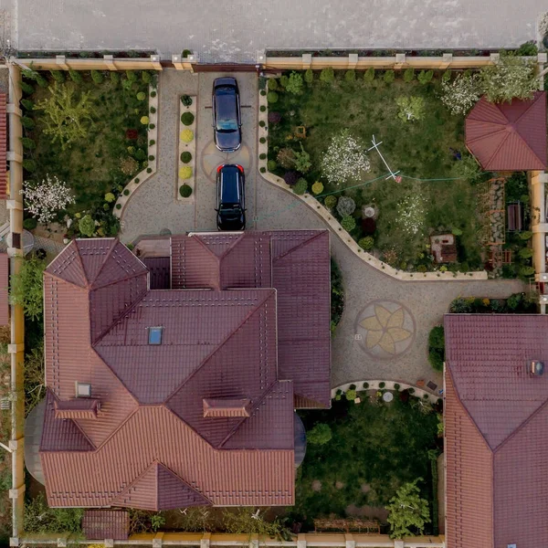 Luftaufnahme Eines Privathauses Mit Gepflastertem Hof Mit Grünem Rasen Mit — Stockfoto