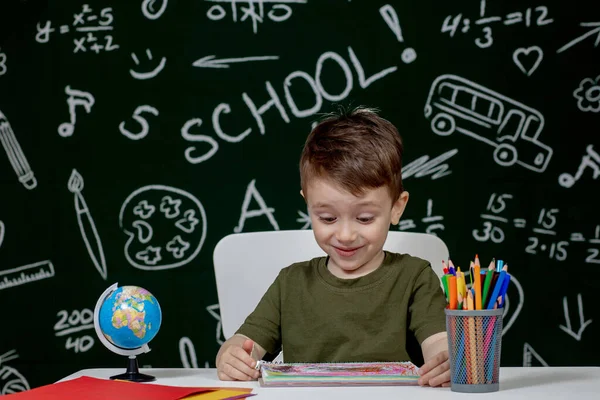 Ödevi Yapan Sevimli Çocuk Masada Çizim Yapan Zeki Bir Çocuk — Stok fotoğraf