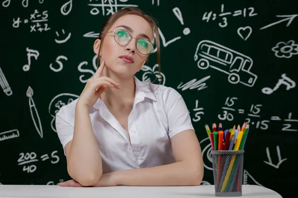 Jeune Professeur Est Assis Près Tableau Noir Classe — Photo