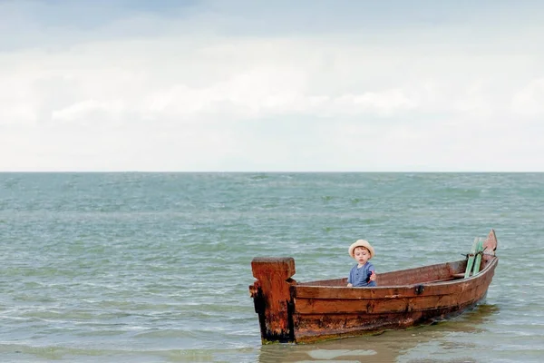 湖の上のボートに男の子が休んでいる — ストック写真