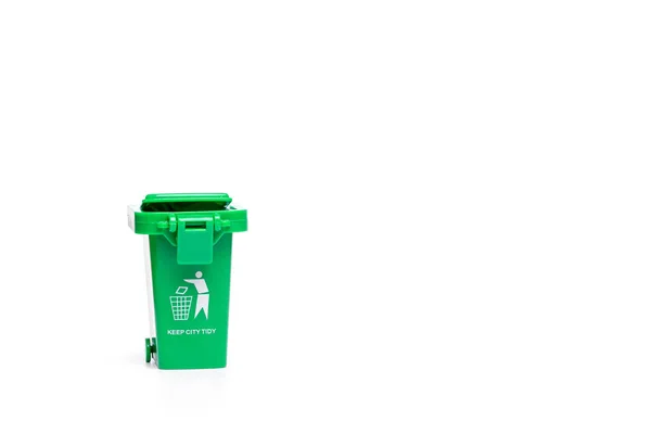 緑のゴミ白地に隔離されたゴミ箱 — ストック写真