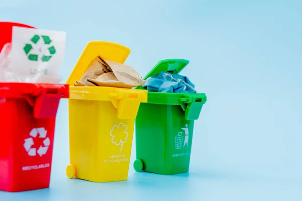 Κίτρινοι Πράσινοι Και Κόκκινοι Κάδοι Ανακύκλωσης Σύμβολο Ανακύκλωσης Μπλε Φόντο — Φωτογραφία Αρχείου