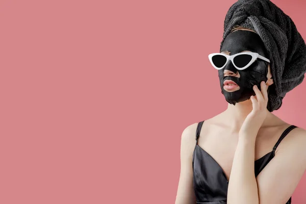 Mujer Joven Gafas Aplaudiendo Máscara Facial Tela Cosmética Negra Sobre —  Fotos de Stock