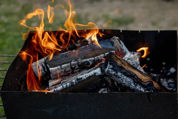 Burning Firewood Barbeque Grill Cozy Spring Summer Evenings Grill Fire — Stock Photo, Image