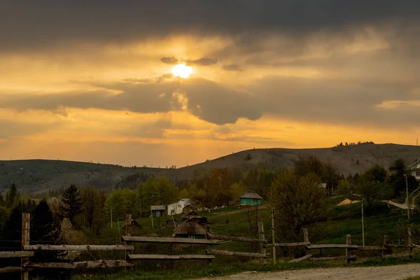 Krásná Letní Krajina Při Západu Slunce Vesnice Blízkosti Karpat Ukrajina — Stock fotografie