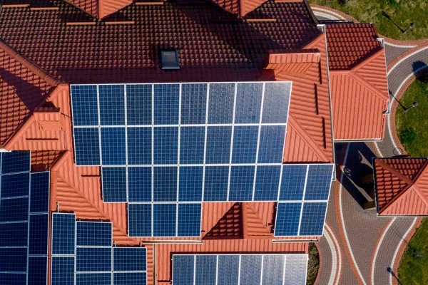 Légi Felvétel Modern Lakóház Ház Kék Panelek Megújuló Környezetbarát Energiatermelés — Stock Fotó