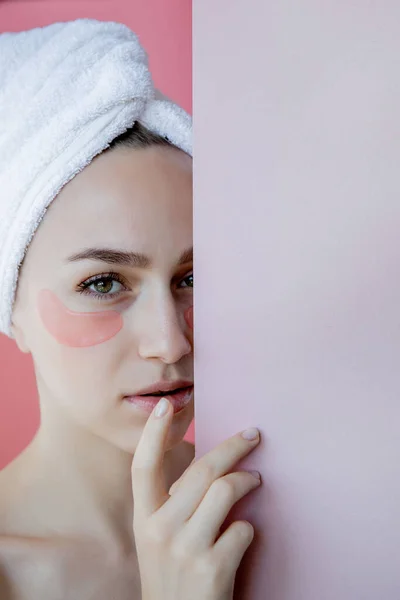 Retrato Mujer Belleza Con Parches Para Los Ojos Sobre Fondo — Foto de Stock