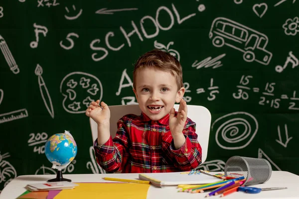 Känslomässig Skolpojke Sitter Skrivbordet Med Många Skolsaker Första Dagen Skolan — Stockfoto