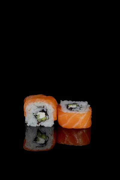 Philadelphia Roll Salmon Cheese Cucumber Black Background Reflection Sushi Philadelphia — Stock Photo, Image