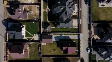 Ukrayna 'daki konutların havadan görünüşü, kimisi çatı panelleri üzerine inşa edilmiş.