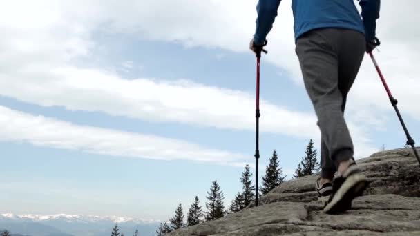 年轻的徒步旅行者爬上山顶 举起双手 冒险家达成一个目标 禅宗概念4K — 图库视频影像