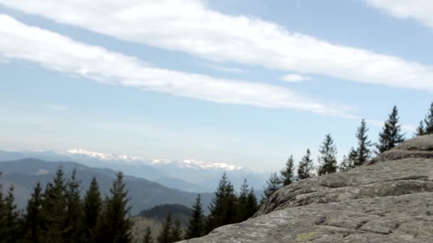 Alpinista Jest Wysoko Górach Przeciwko Niebu Świętując Zwycięstwo Podnosząc Ręce — Wideo stockowe