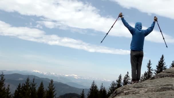 Een Bergbeklimmer Hoog Bergen Tegen Hemel Viert Overwinning Steekt Zijn — Stockvideo