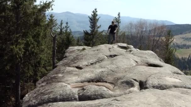 Jeune Homme Courant Sommet Une Montagne Rocheuse — Video