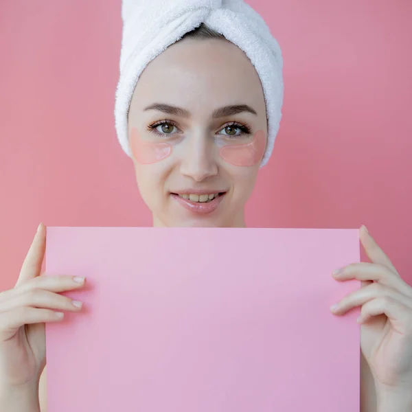 Studio Shot Van Tevreden Kaukasische Sproeten Vrouw Met Witte Handdoek — Stockfoto