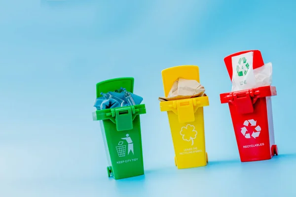 Papeleras Reciclaje Amarillas Verdes Rojas Con Símbolo Reciclaje Sobre Fondo — Foto de Stock