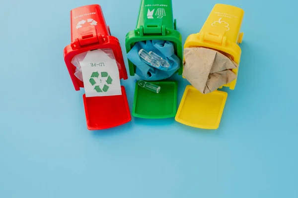 Papeleras Reciclaje Amarillas Verdes Rojas Con Símbolo Reciclaje Sobre Fondo —  Fotos de Stock
